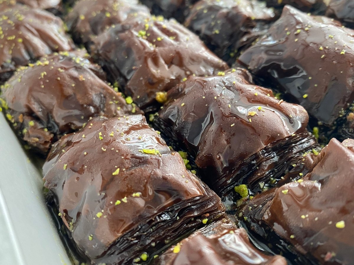 Asi | Pistachio Chocolate Baklava in Gift Metal Box - Aladdin Business