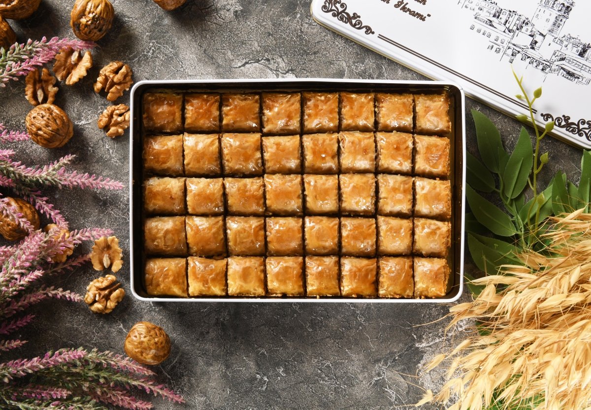 Asi | Special Mini Baklava with Walnut in Gift Metal Box - Aladdin Business