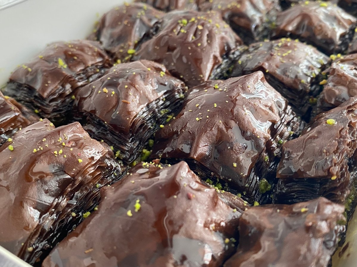 Premium Pistachio Chocolate Baklava Tray | Authentic Turkish Dessert for Gifting & Wholesale - Aladdin Business