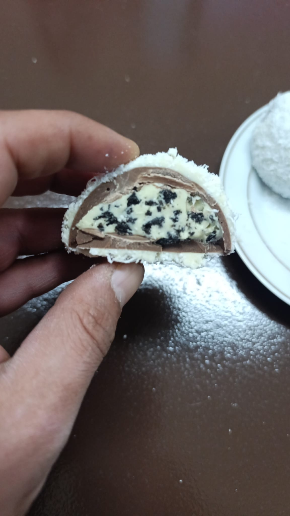 Hello Iglo Cream & Biscuit Filled Coconut Covered Chocolate – 50 g (144 pcs / Case)